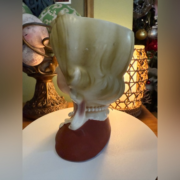 Elegant Cream and Brown Ceramic Bust - Picture 8 of 17